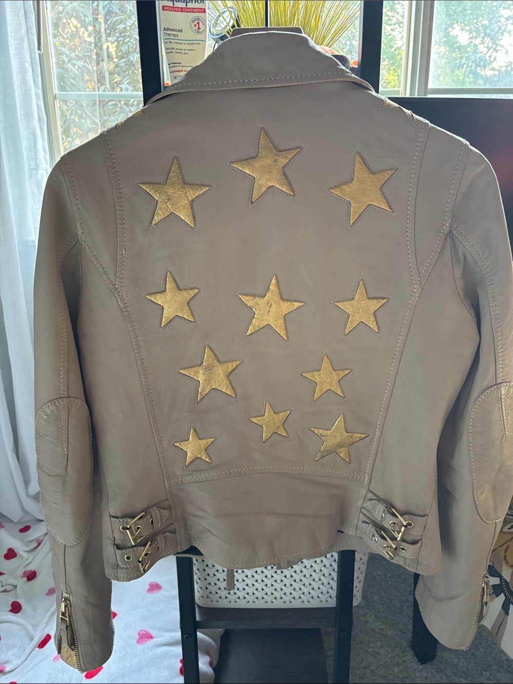 MAURITIUS Women's Beige Leather Jacket with Gold Star Embellishments - Picture 11 of 16